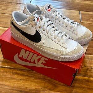 Nike Classic White and Black Low-Tops Blazers